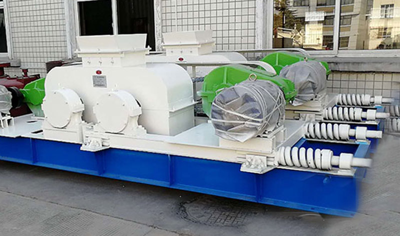 對(duì)輥破碎機(jī)車間實(shí)拍